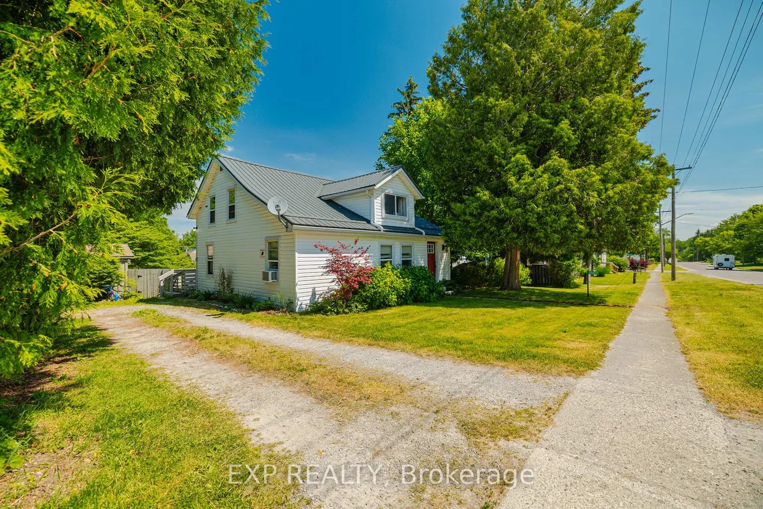 1567 Old Brock Street photo 2