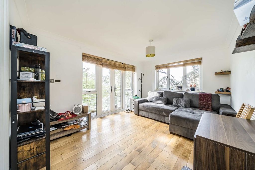 2 bed flat for saleThames Close, Hmpton TW12 photo 3