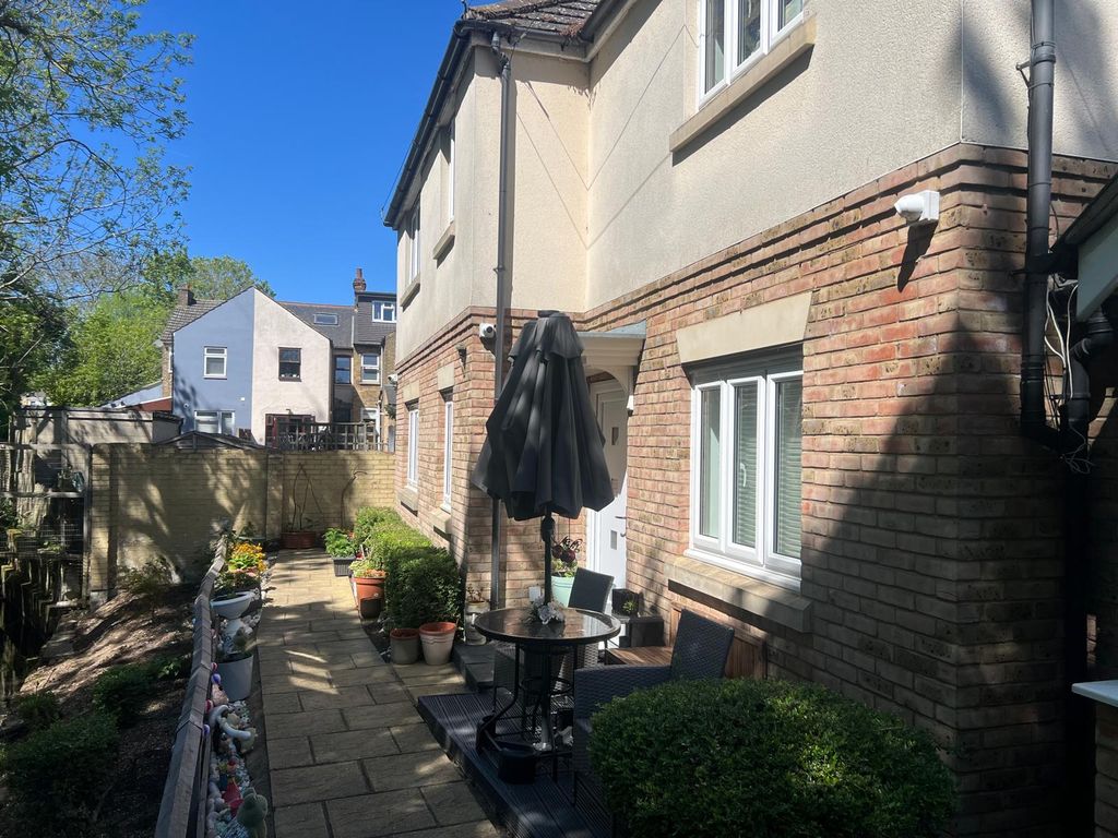 2 bed maisonette for saleMarston Road, Hoddesdon EN11