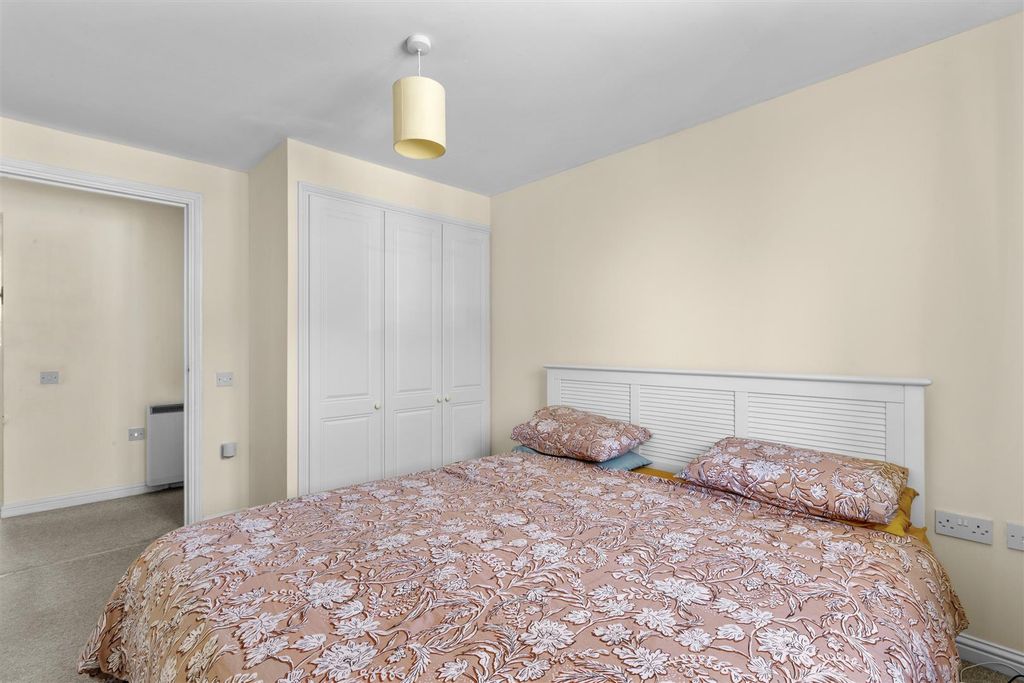 2 bed flat for salePrinces Gate, High Wycombe HP13 photo 5
