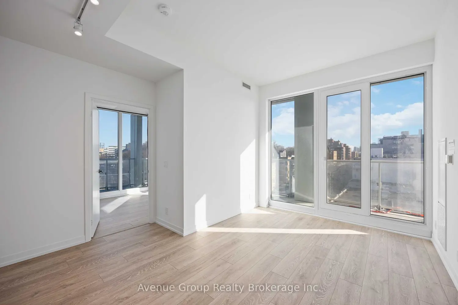 2020 Bathurst Street 827 photo 5