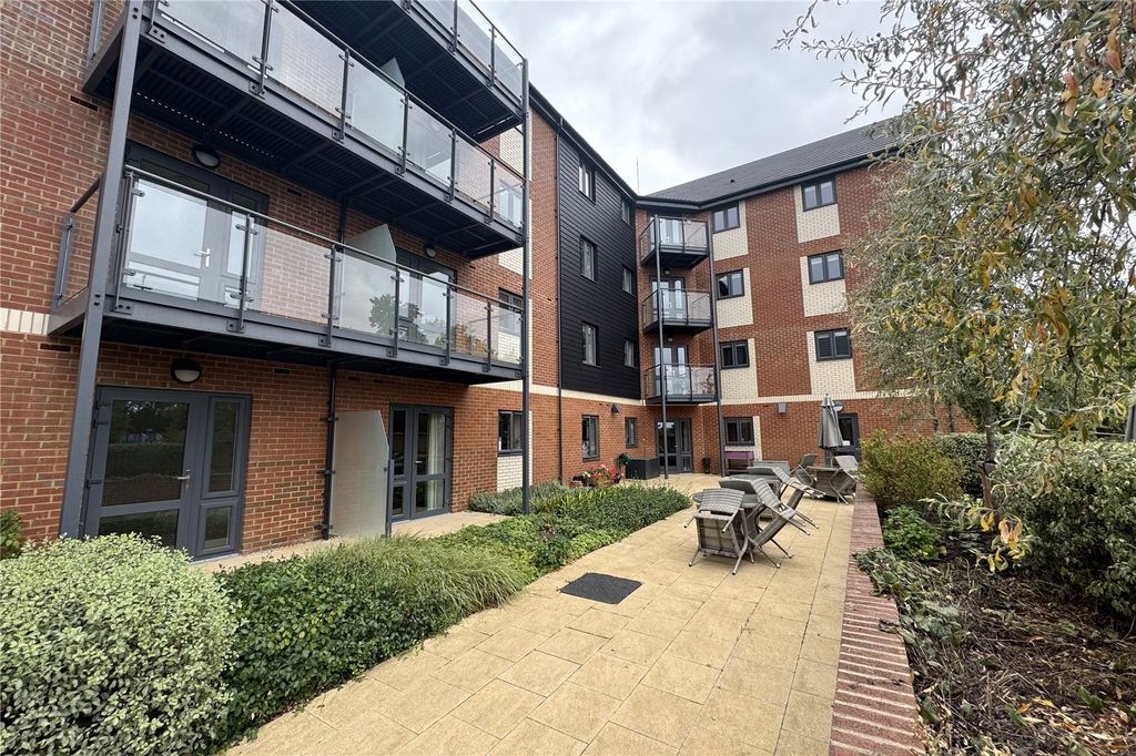Additional image 12 of 2 bed flat for saleStation Road, Hook, Hampshire RG27