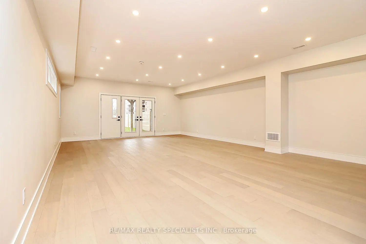 1046 Roosevelt Road photo 4