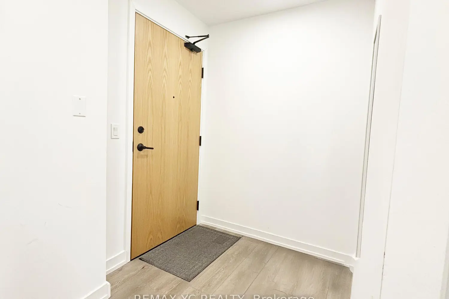8 Beverley Glen Boulevard 324 photo 3