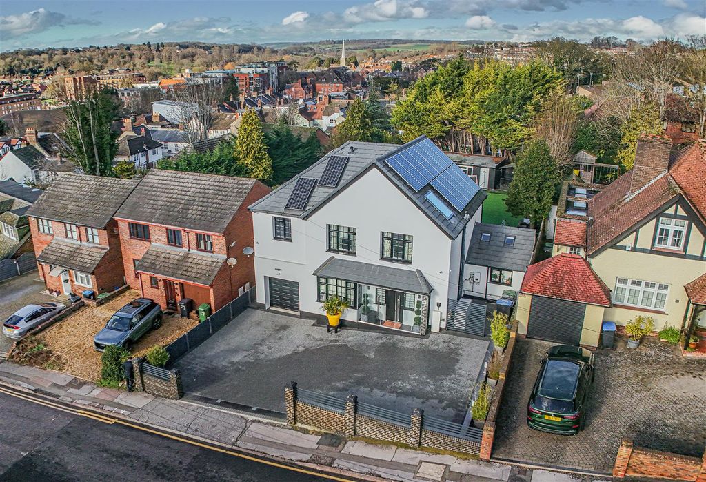5 bed detached house for saleHillfield Road, Hemel Hempstead HP2