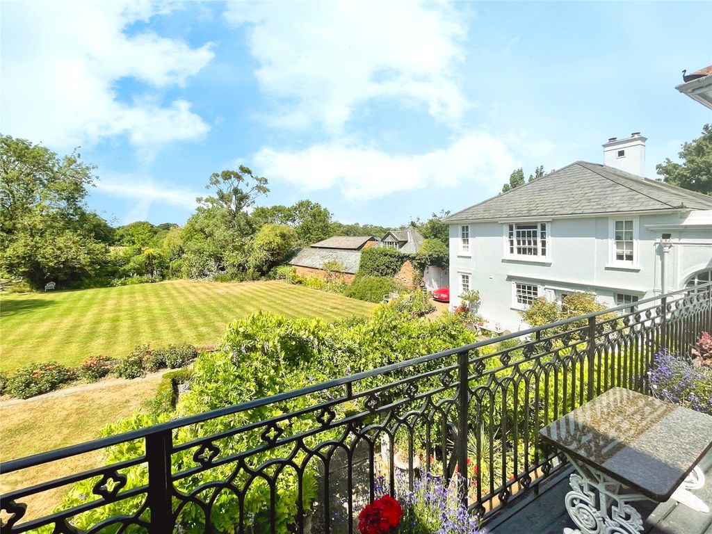 2 bed flat for saleSheering Road, Old Harlow, Essex CM17