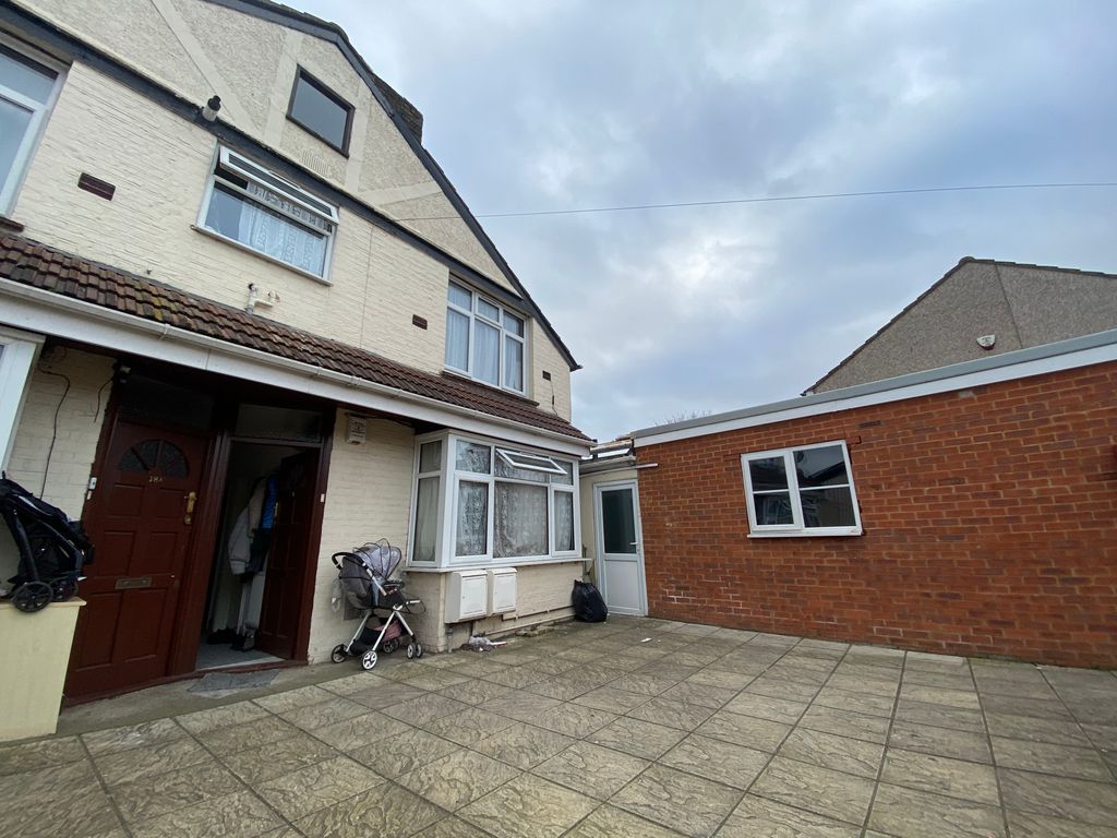 3 bed flat for saleWillow Tree Lane, Hayes UB4 photo 4