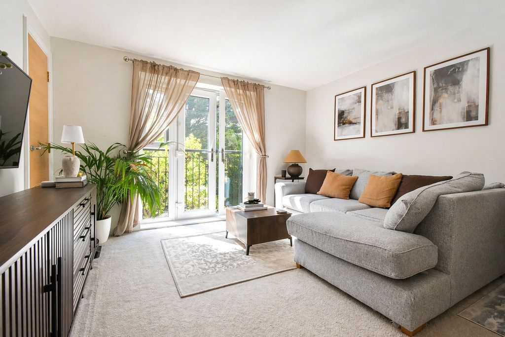 Additional image 5 of 2 bed flat for saleCarter Court, Hook, Hampshire RG27