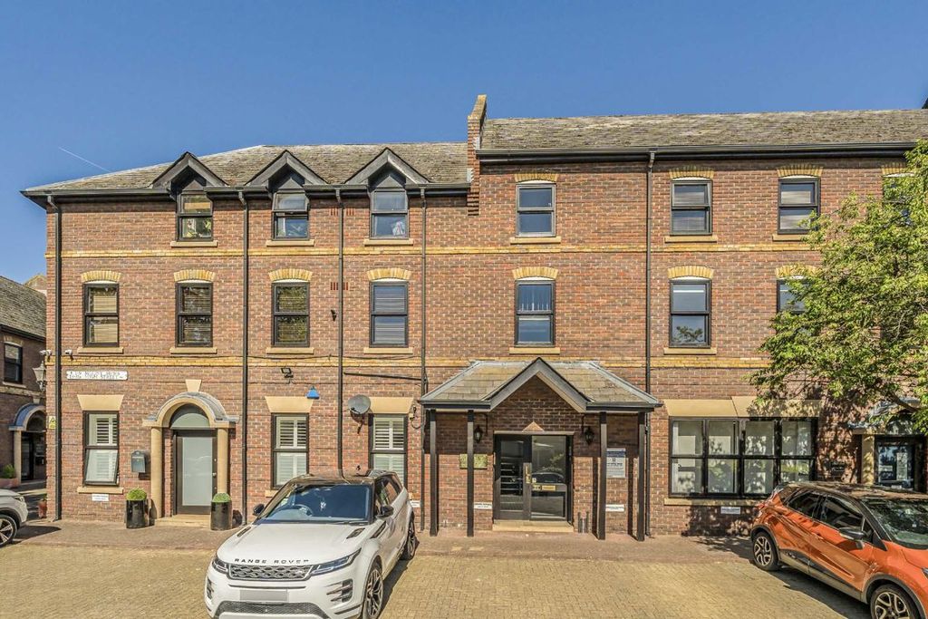 2 bed flat for saleHigh Street, Hampton TW12
