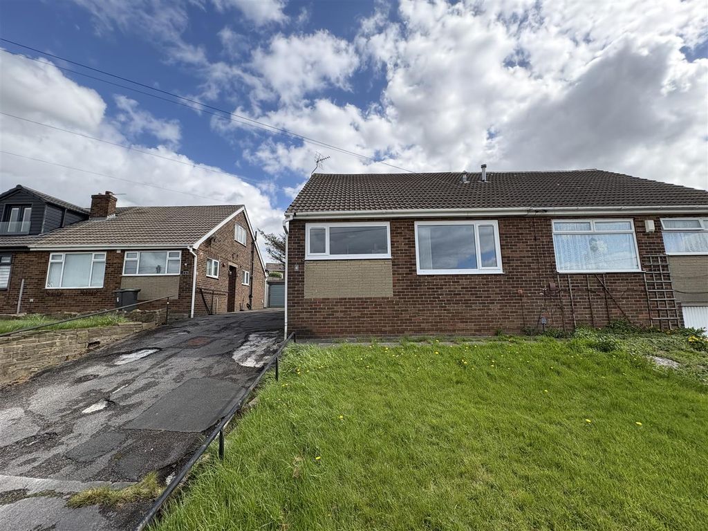 2 bed semi-detached bungalow for saleHarewood Avenue, Heckmondwike WF16