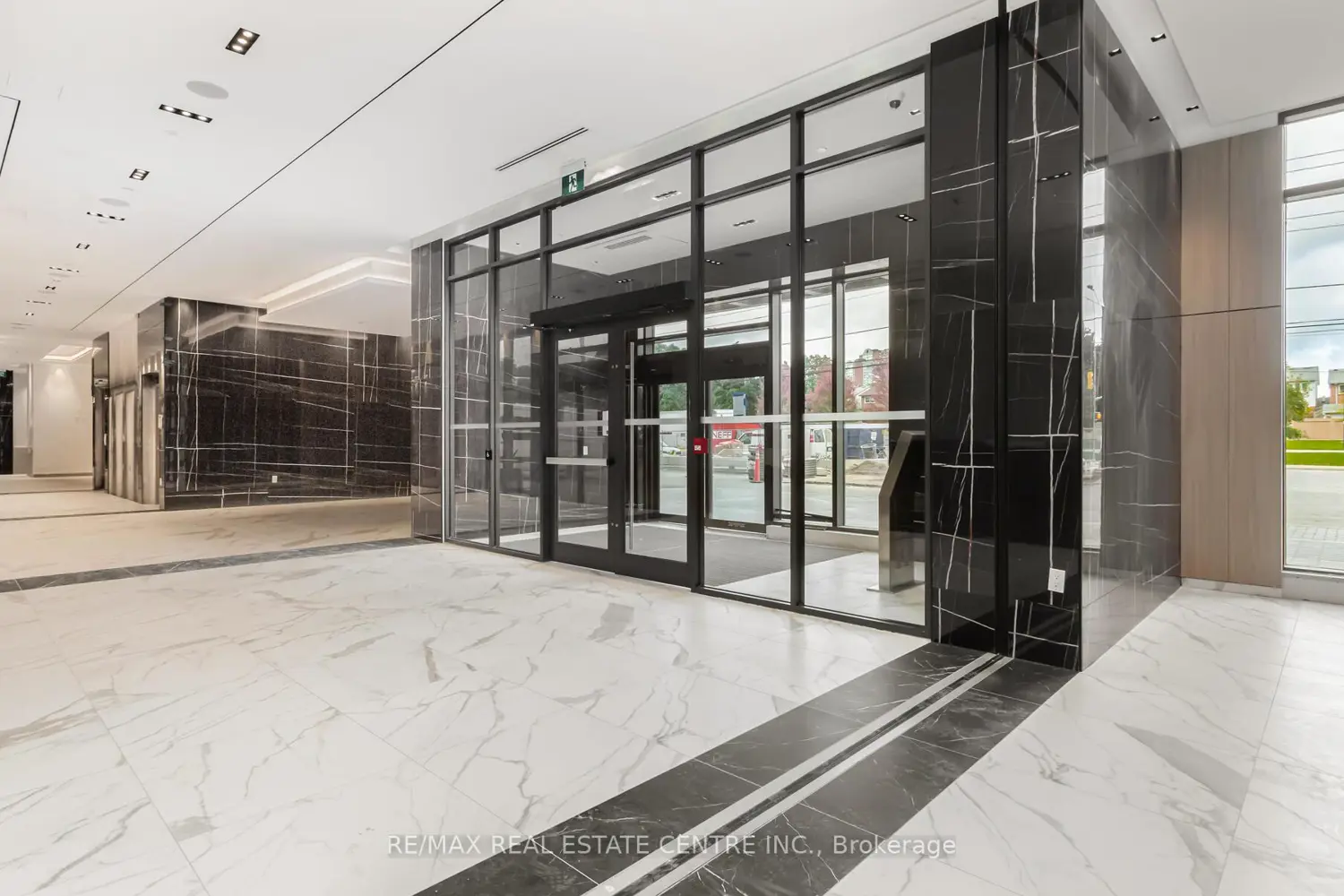 202 Burnhamthorpe Road 301 photo 4