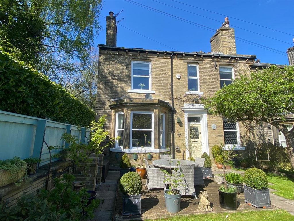 6 bed end terrace house for saleGrandsmere Place, Halifax HX3