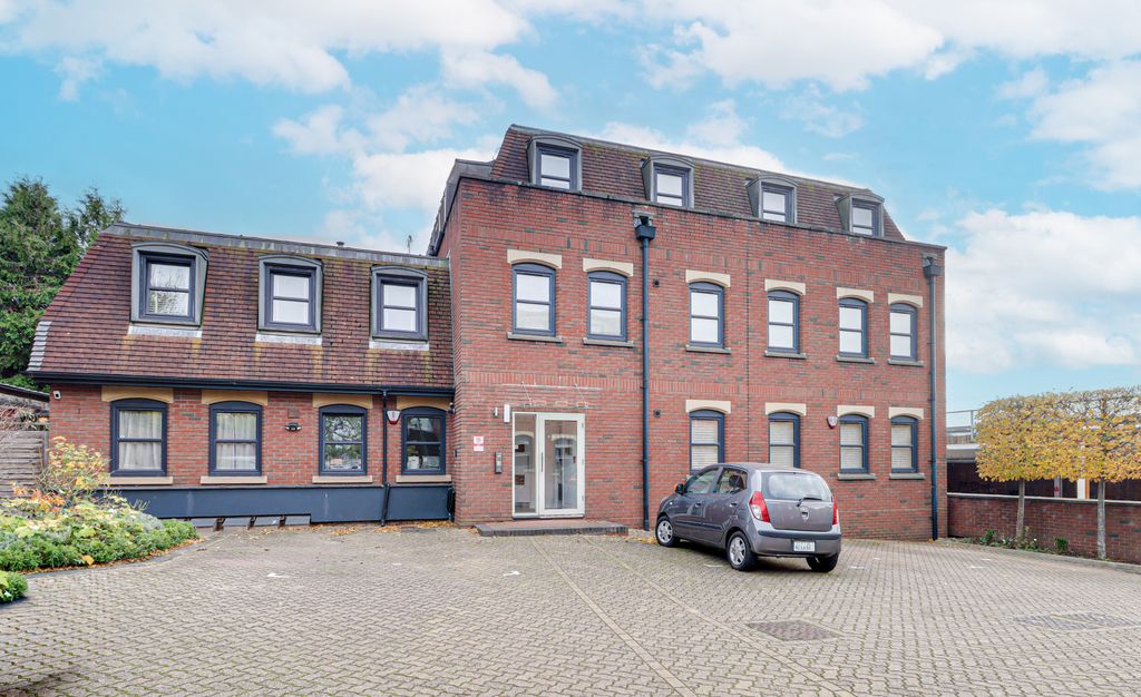 2 bed flat for saleThompsons Close, Harpenden AL5