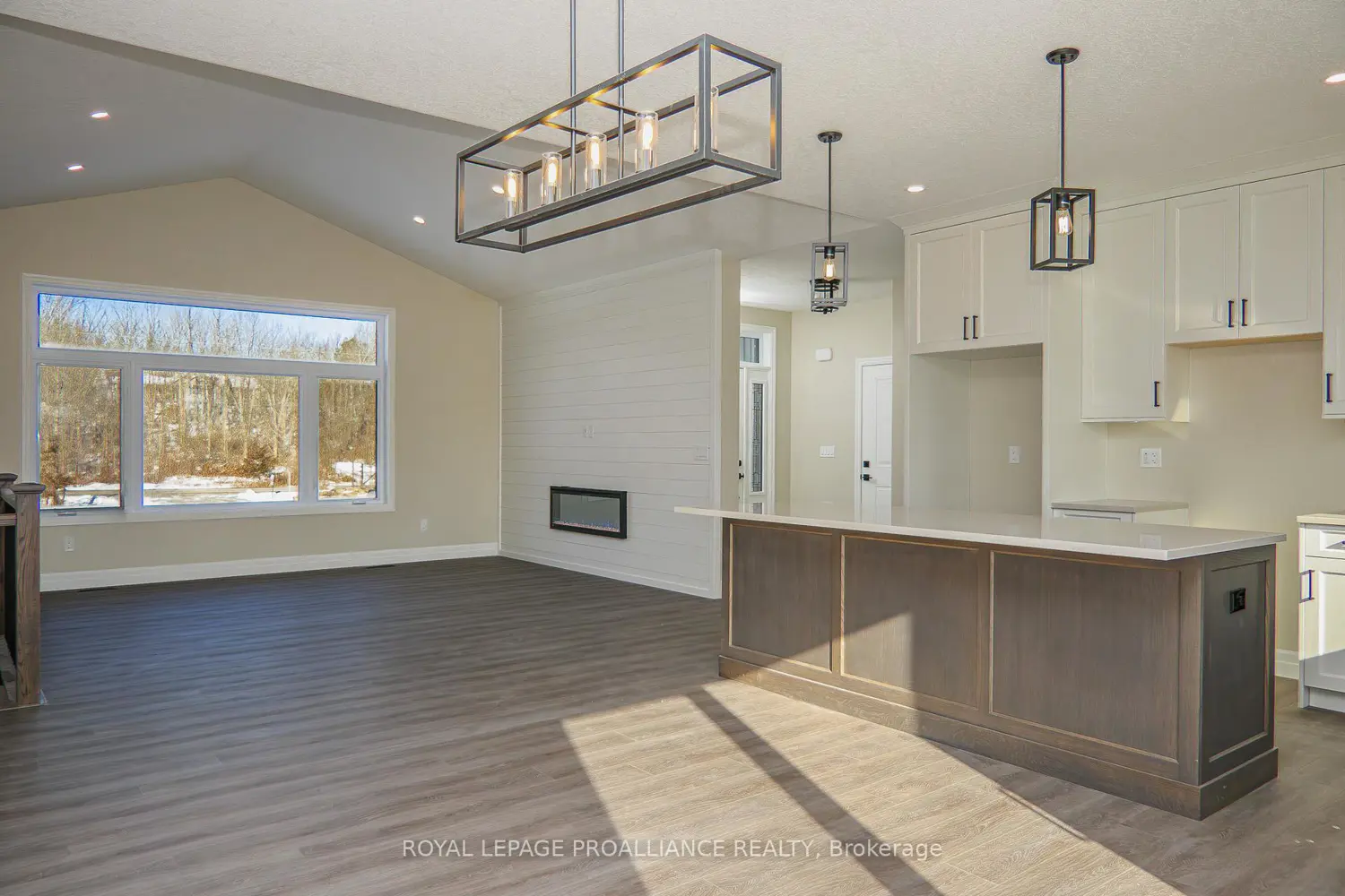 2461 Victoria Road photo 4