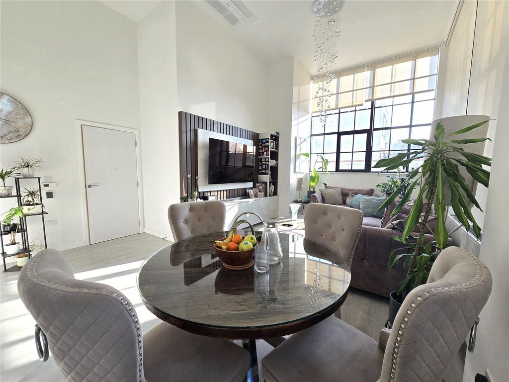 3 bed flat for saleCarnation Gardens, Hayes, Greater London UB3