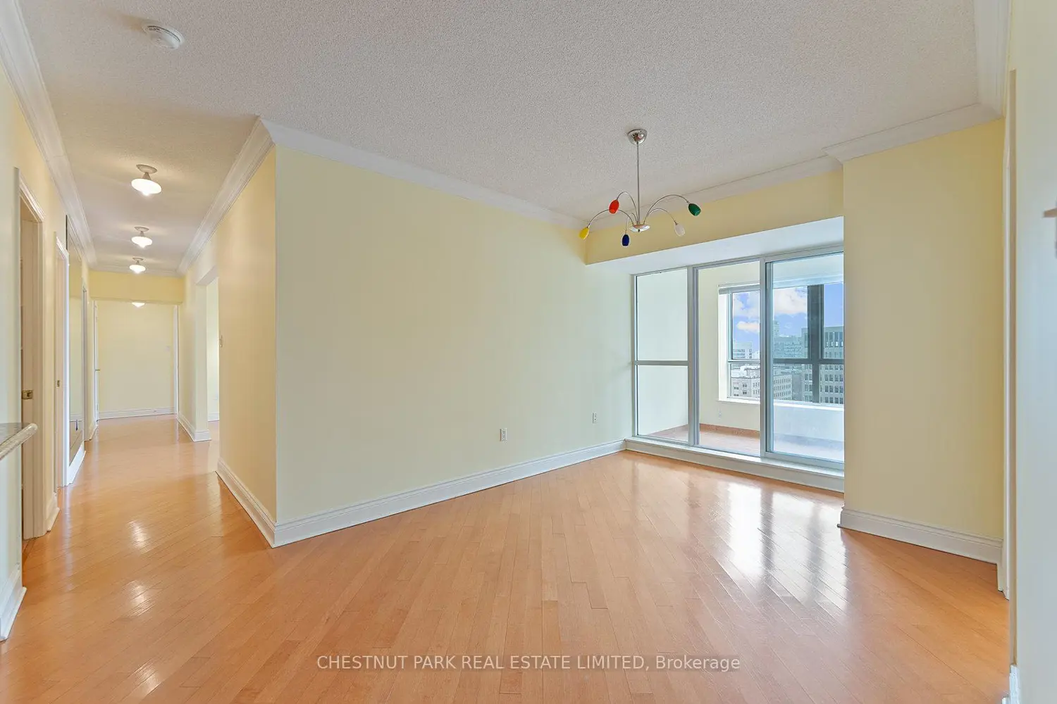 889 Bay Street 1610 photo 5
