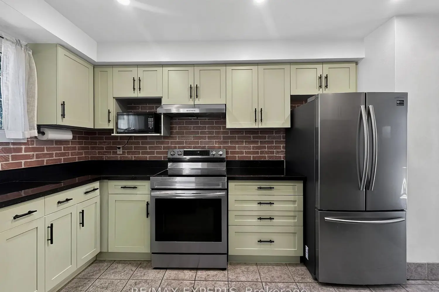 86 Sutter Avenue photo 4