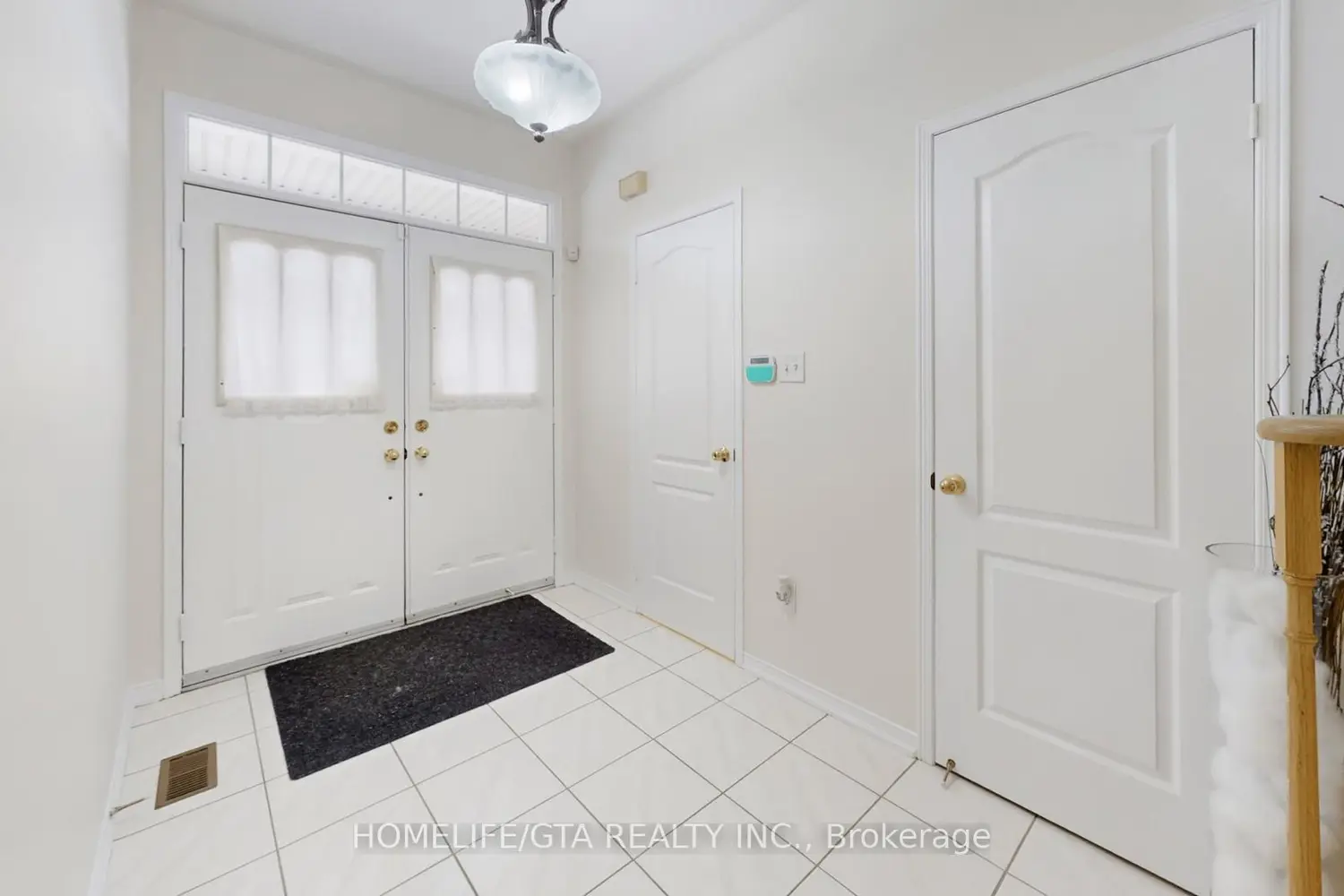 164 Paris Street photo 2