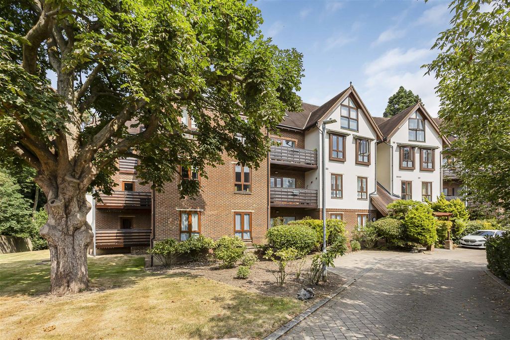 2 bed flat for saleAshbourne Gardens, Hertford SG13