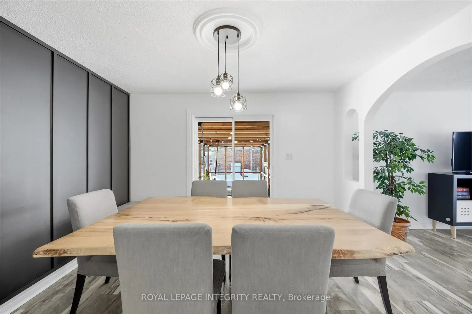 416 Clarence Cambridge Road photo 4