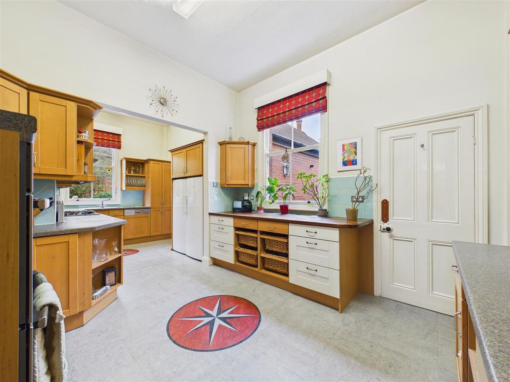 Additional image 9 of 5 bed semi-detached house for saleDavenport Avenue, Hessle HU13