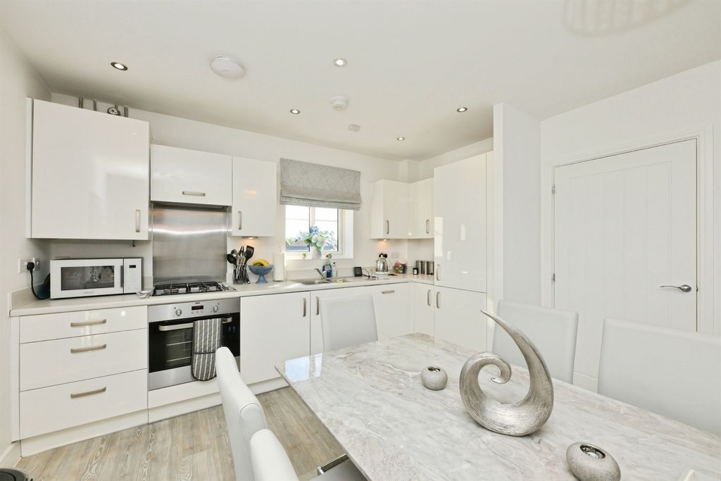 Additional image 13 of 2 bed flat for saleMoye Close, Hoddesdon EN11