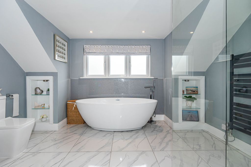 Additional image 17 of 4 bed detached house for saleAvenue Road, Dobbs Weir, Hoddesdon EN11