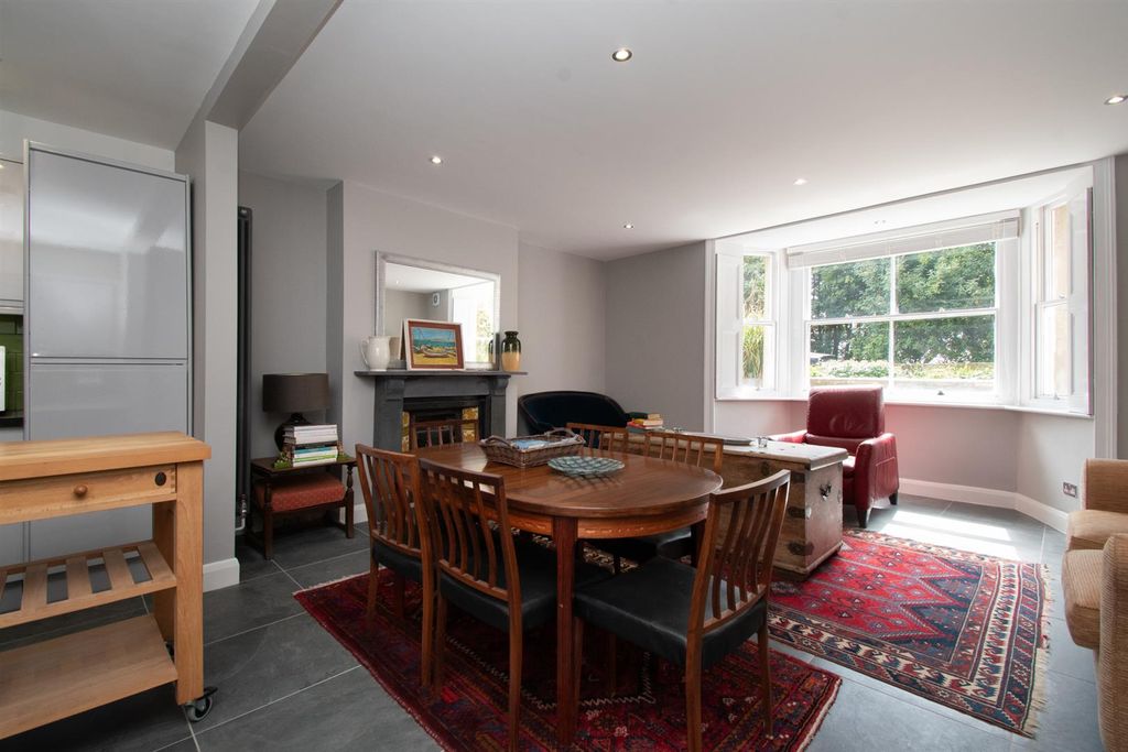 2 bed flat for saleThe Mount, St. Leonards-On-Sea TN38 photo 2