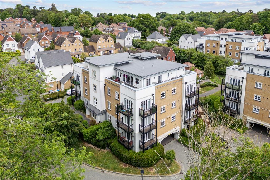 2 bed flat for saleRenfields, Haywards Heath RH16