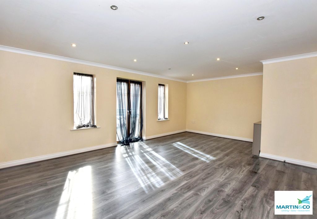 2 bed flat for saleWeavers Court LE10 photo 3