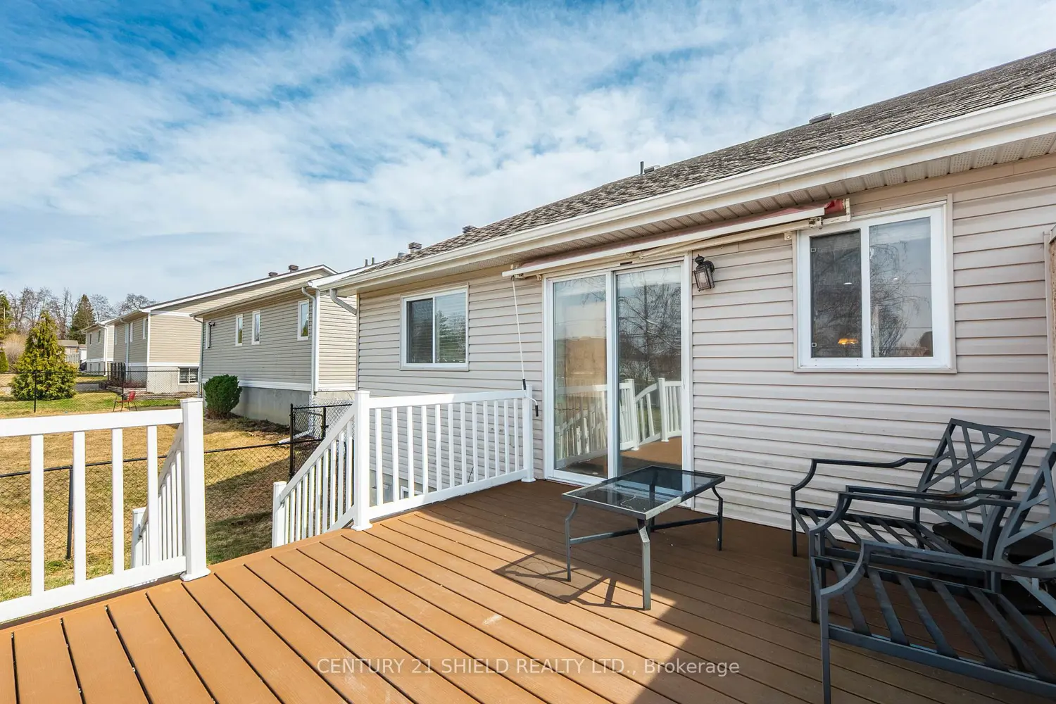 127 Hemlock Crescent photo 4