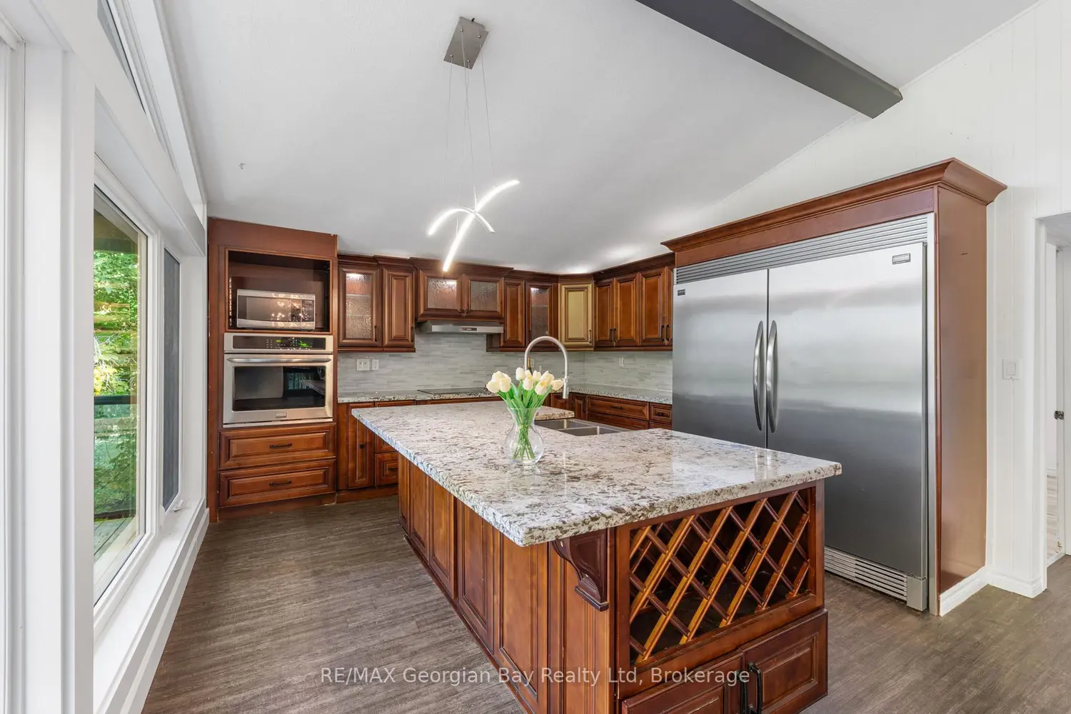1745 Twin Oaks Crescent photo 3