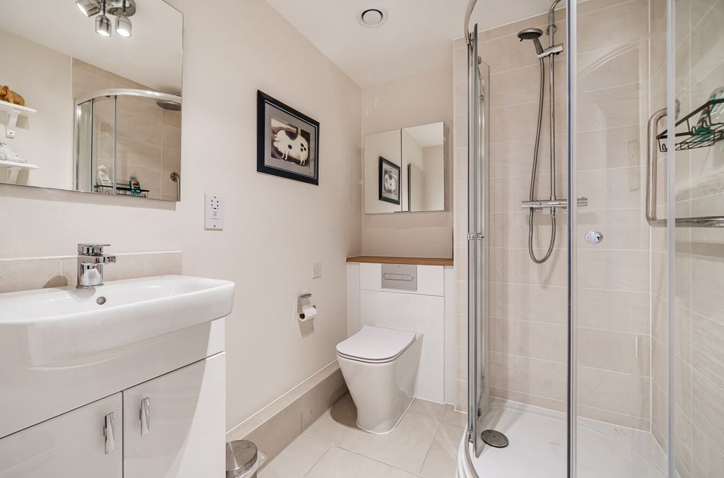 Additional image 15 of 2 bed flat for saleStation Road, Hook, Hampshire RG27