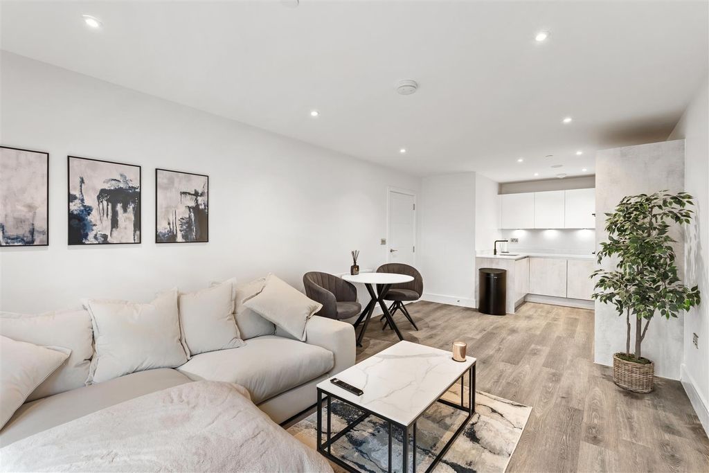 Additional image 3 of 2 bed flat for saleBircherley Green, Hertford SG14