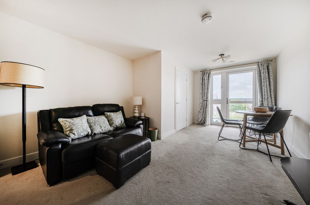 Additional image 9 of 1 bed flat for saleStation Road, Hook, Hampshire RG27