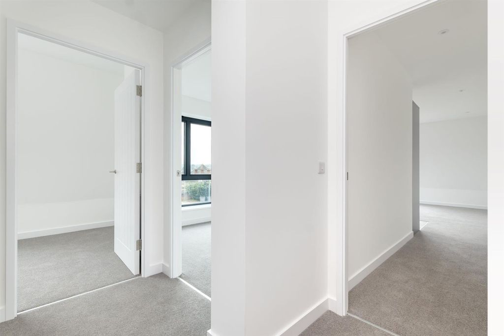 2 bed flat for saleBailey House, Barttelot Road, Horsham RH12 photo 5