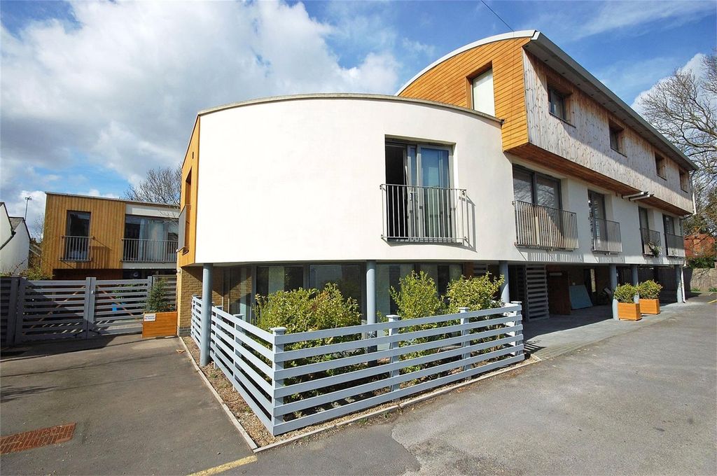 2 bed flat for saleWindlesham Mews, Hampton Hill TW12