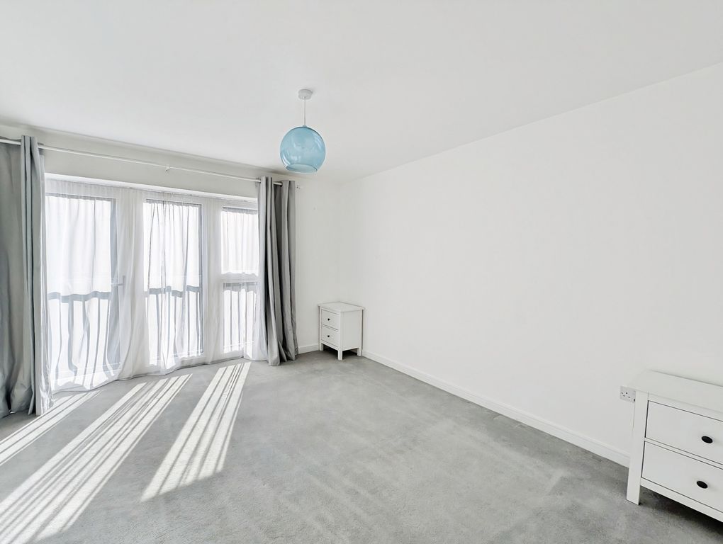 Additional image 8 of 2 bed flat for saleStation Road, Hook, Hampshire RG27