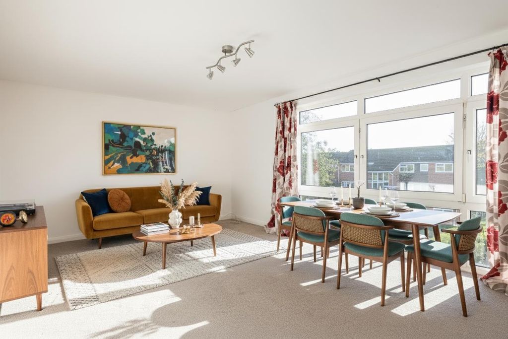 3 bed flat for saleKipling Court, Haywards Heath RH16 photo 3