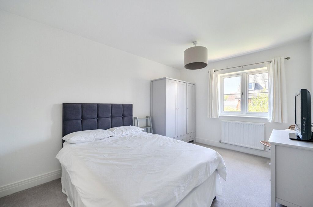Additional image 16 of 5 bed detached house for saleUnwin Close, Hook, Hampshire RG27