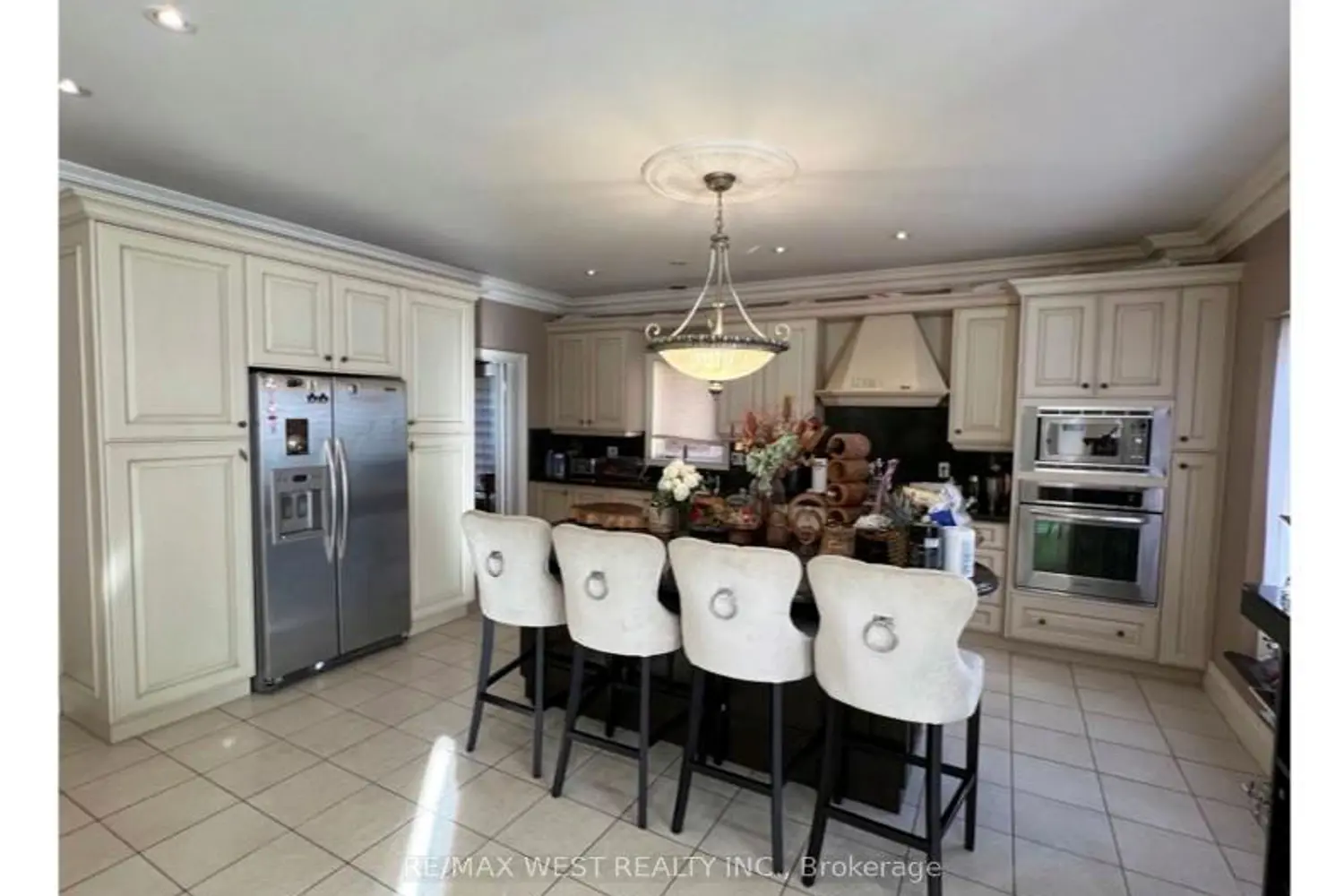 64 Kingmount Crescent photo 2