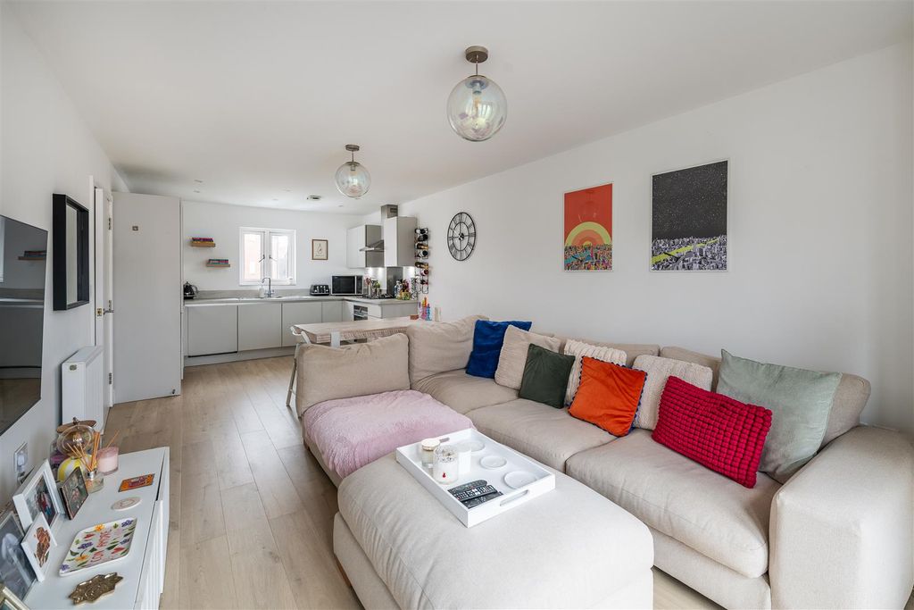 Additional image 7 of 2 bed flat for saleBrocklehurst Way, Horley RH6