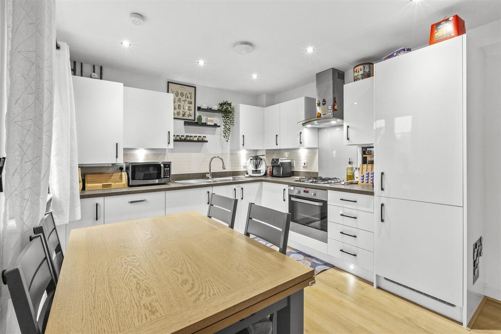 2 bed flat for salePine Trees, Kilty Place, High Wycombe HP11 photo 3