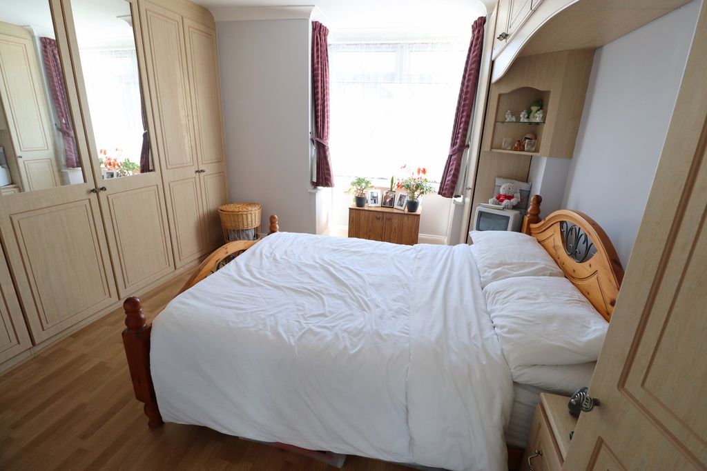 1 bed maisonette for saleThe Approach, Rayleigh SS6 photo 5