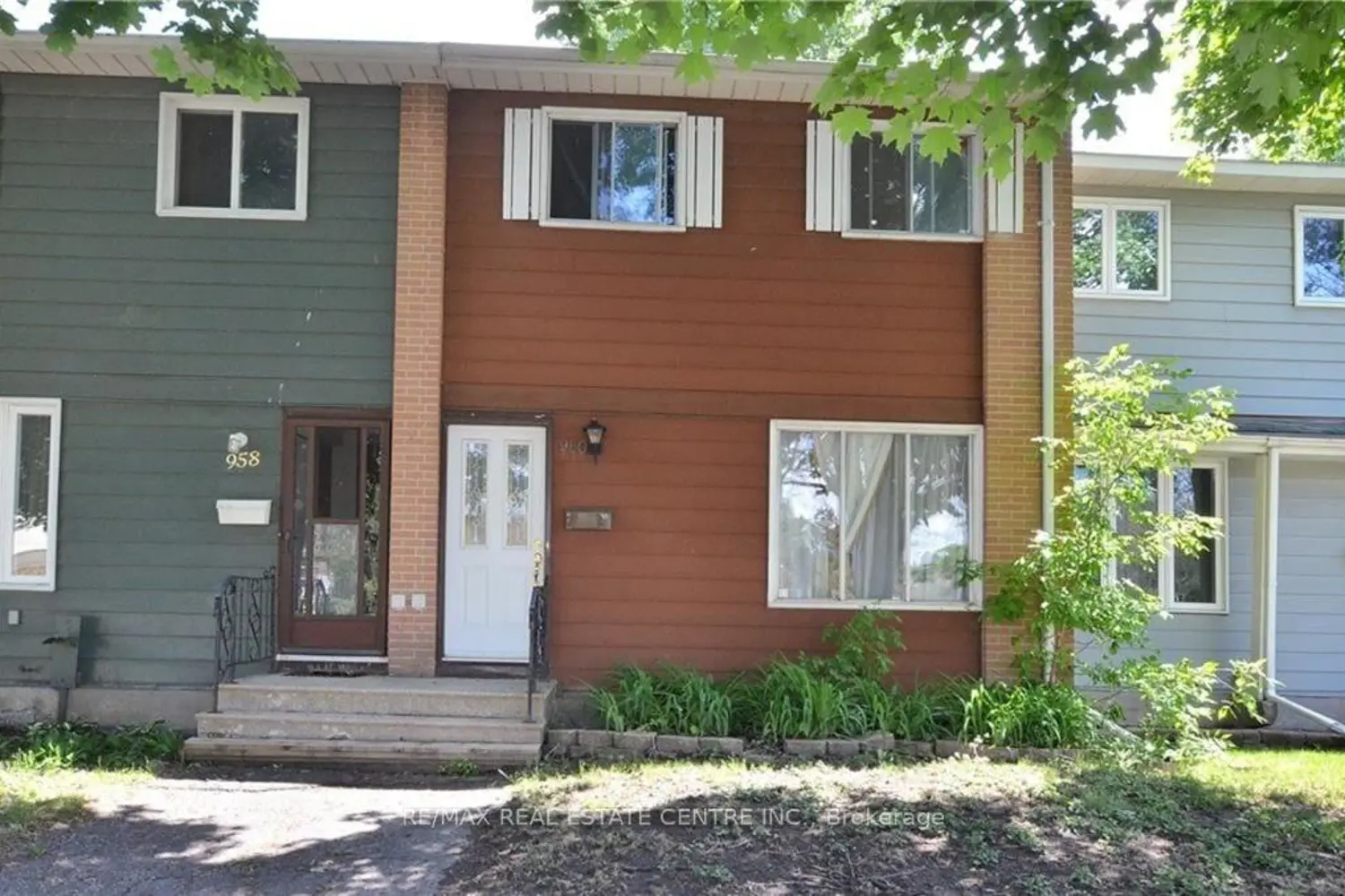 960 Meadowlands Drive