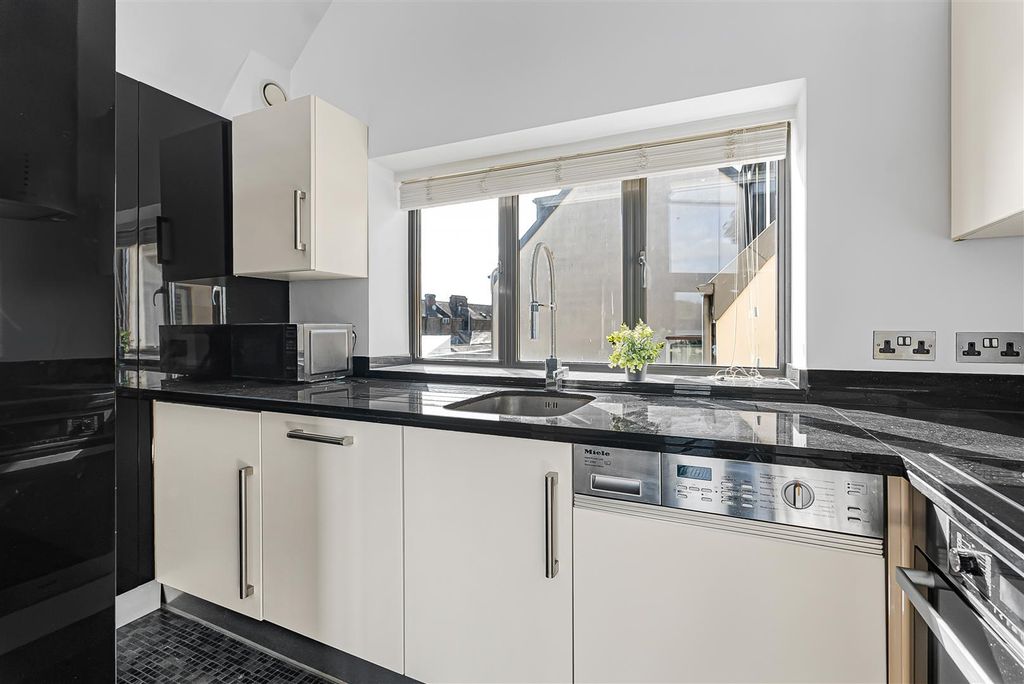 Additional image 9 of 2 bed flat for saleDolphin Yard, Maidenhead Street, Hertford SG14