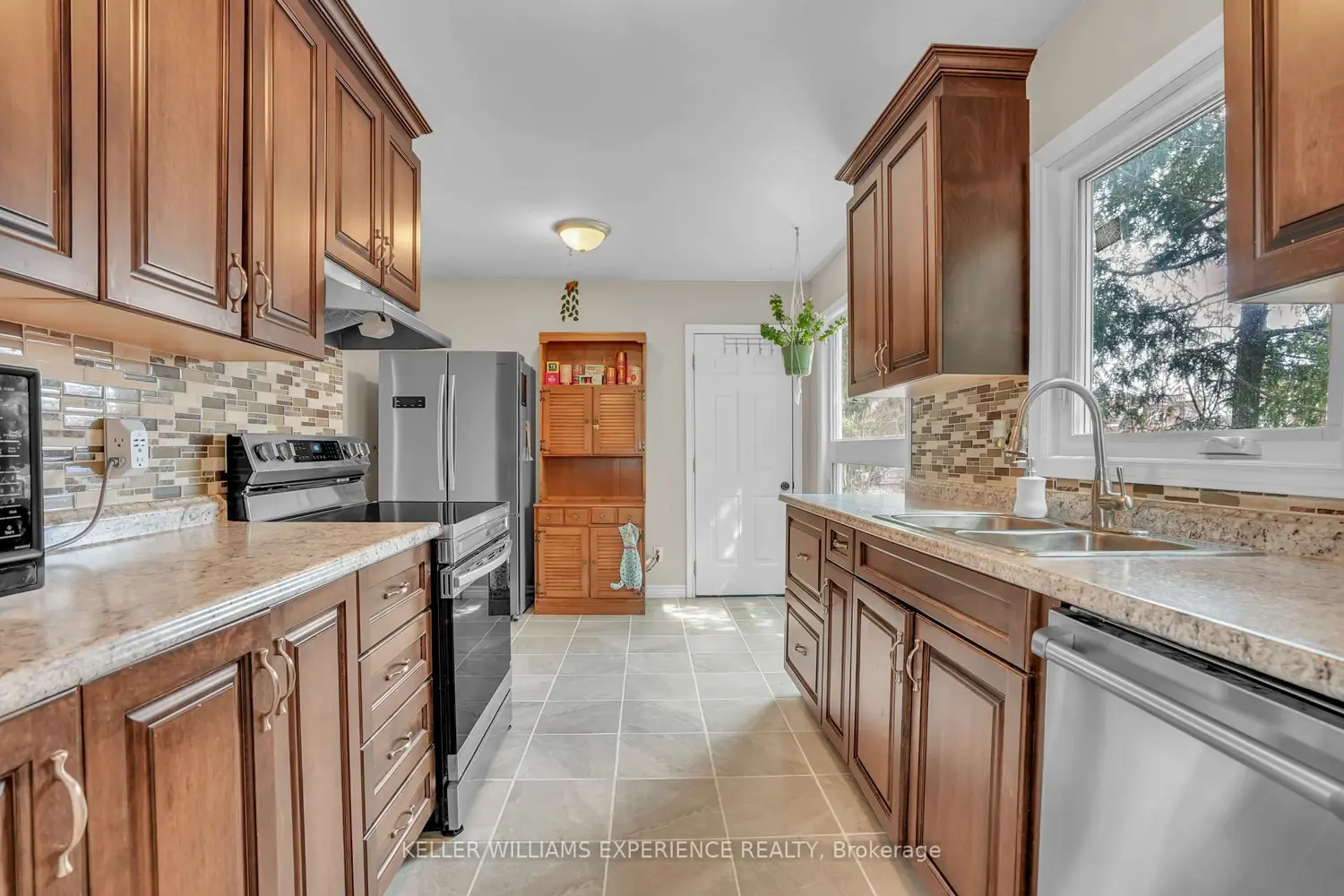 24 Lindsay Court photo 4