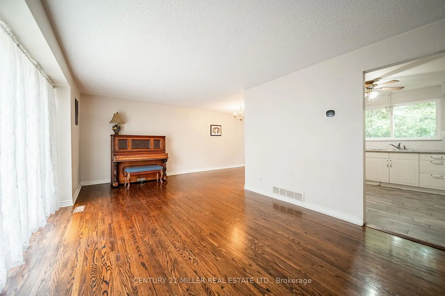 557 Trafford Crescent photo 5