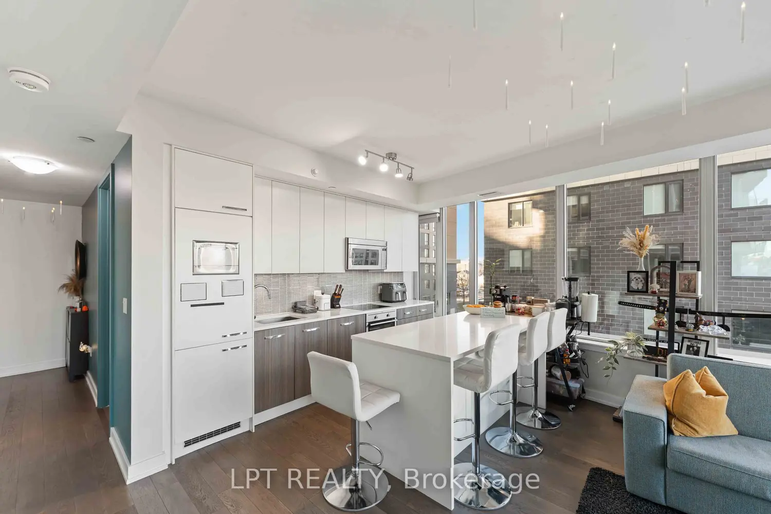 111 Champagne Avenue 307 photo 3