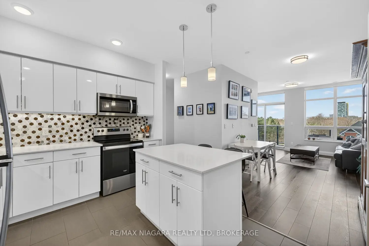 399 Queen Street 403 photo 5